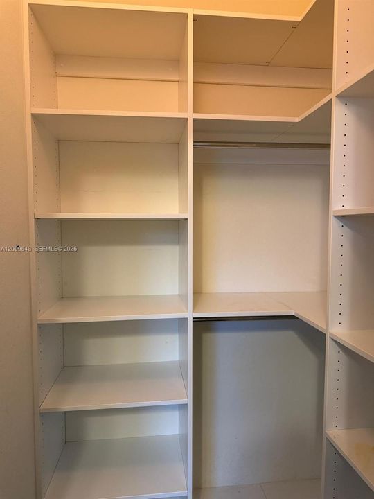 Activo con contrato: $5,000 (4 camas, 2 baños, 2587 Pies cuadrados)