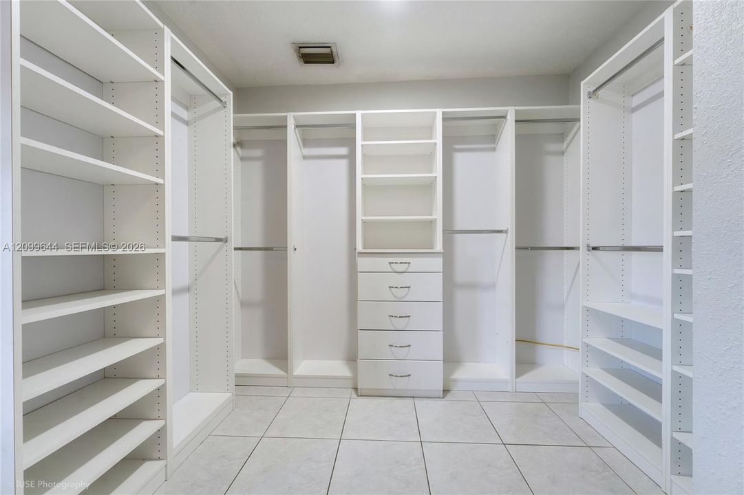En Venta: $680,000 (4 camas, 2 baños, 1749 Pies cuadrados)