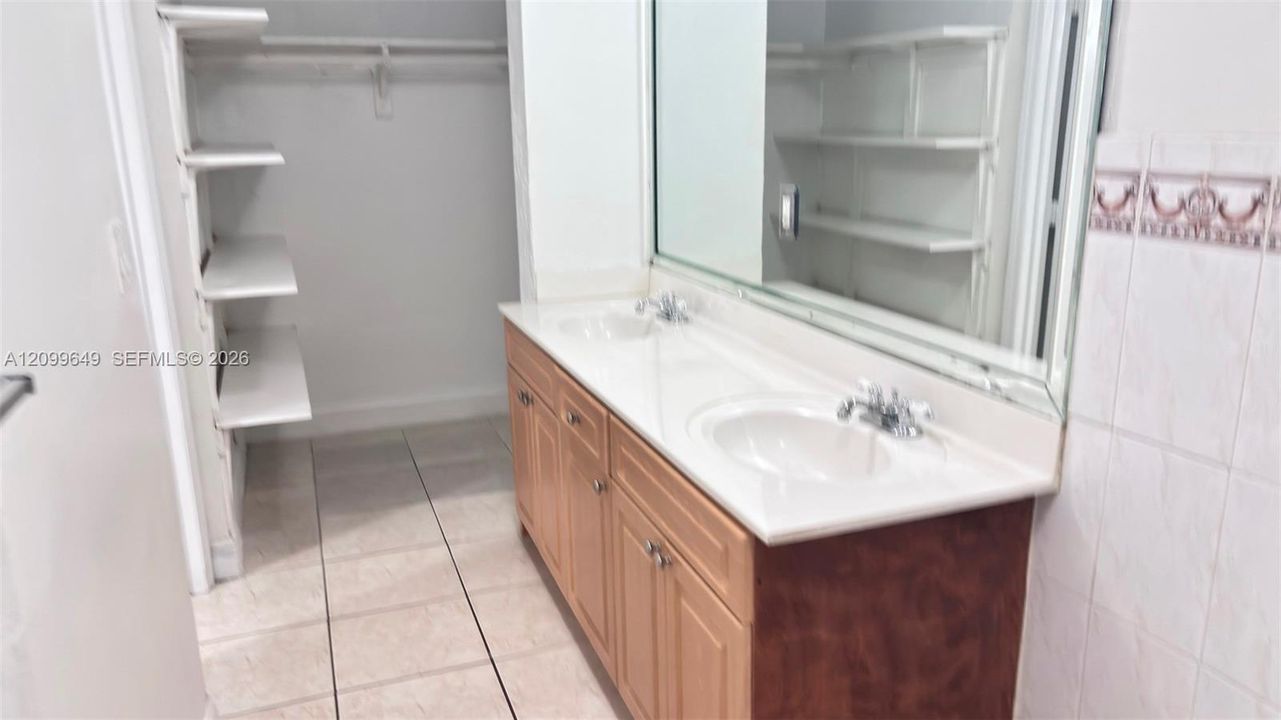 В аренду: $1,850 (1 спален, 1 ванн, 1050 Квадратных фут)