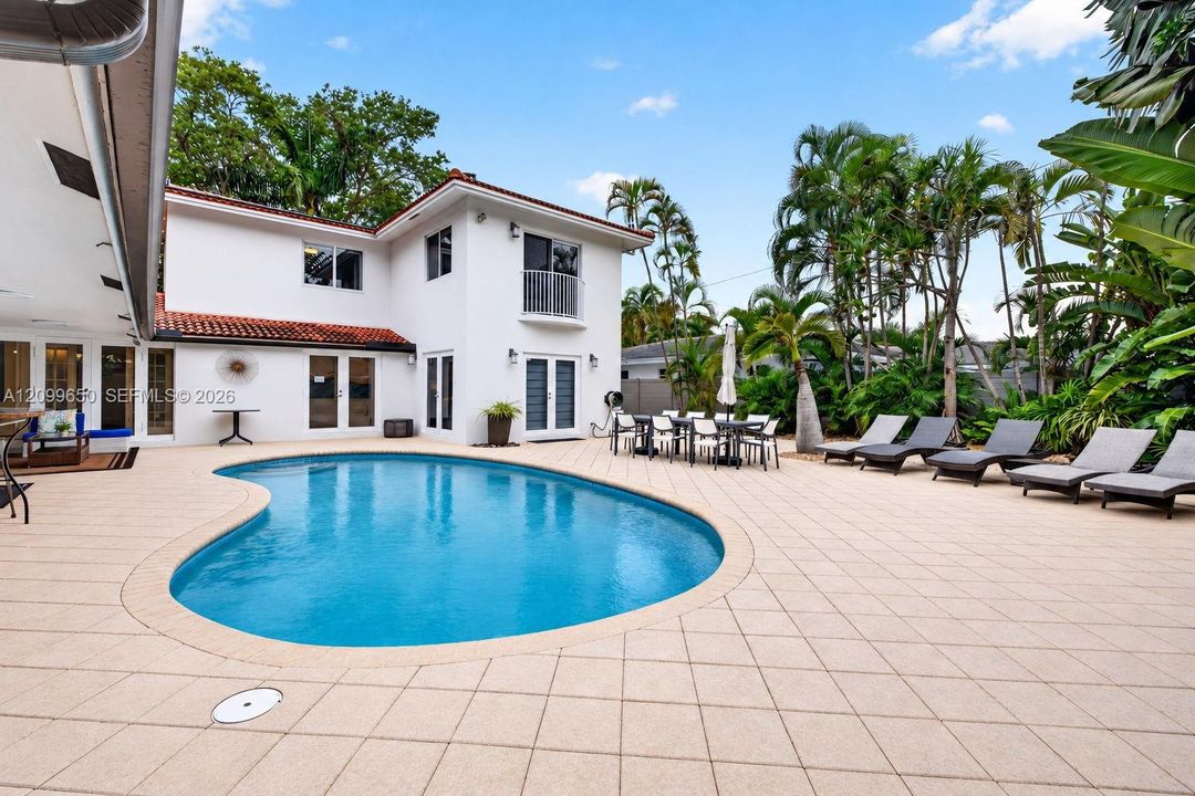 For Rent: $10,000 (5 beds, 3 baths, 2948 Square Feet)