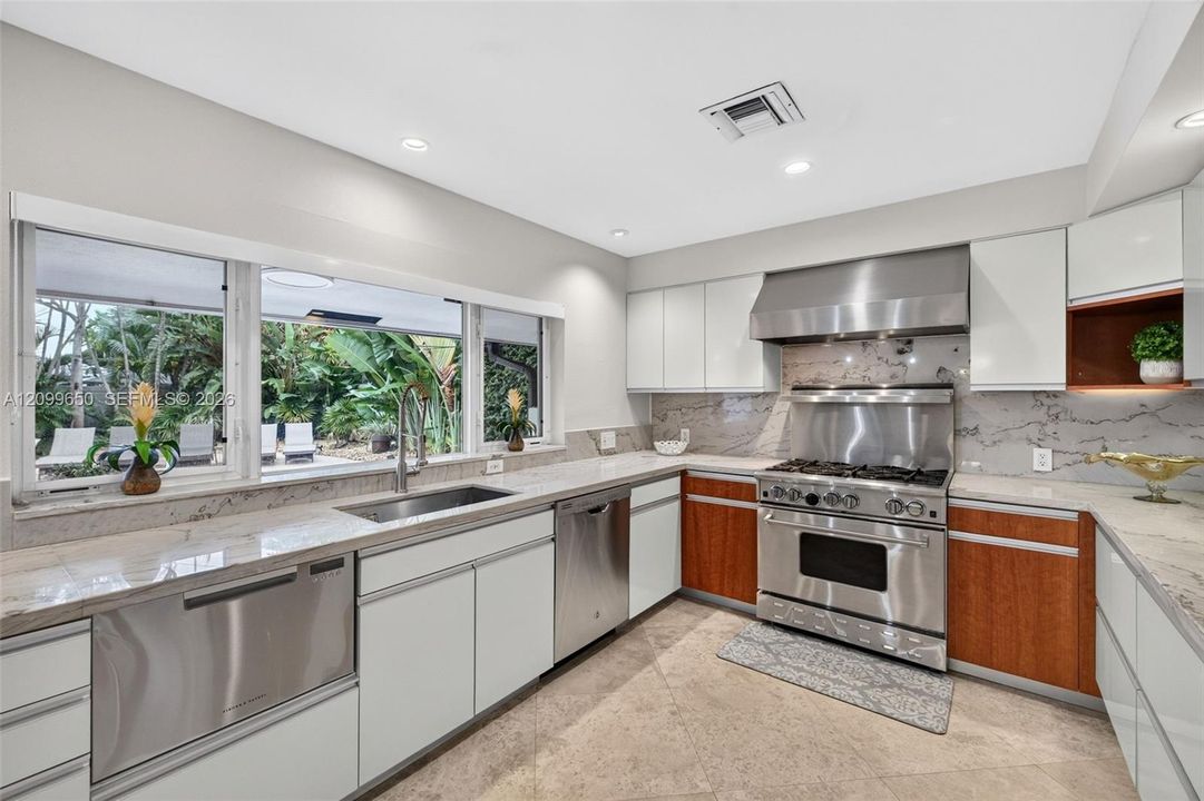 For Rent: $10,000 (5 beds, 3 baths, 2948 Square Feet)
