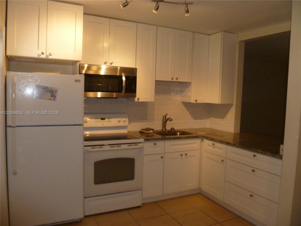 В аренду: $2,400 (2 спален, 1 ванн, 884 Квадратных фут)