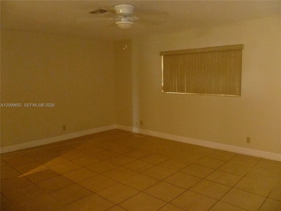 В аренду: $2,400 (2 спален, 1 ванн, 884 Квадратных фут)