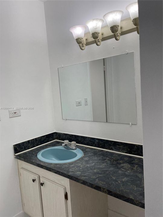 For Rent: $2,500 (1 beds, 2 baths, 912 Square Feet)