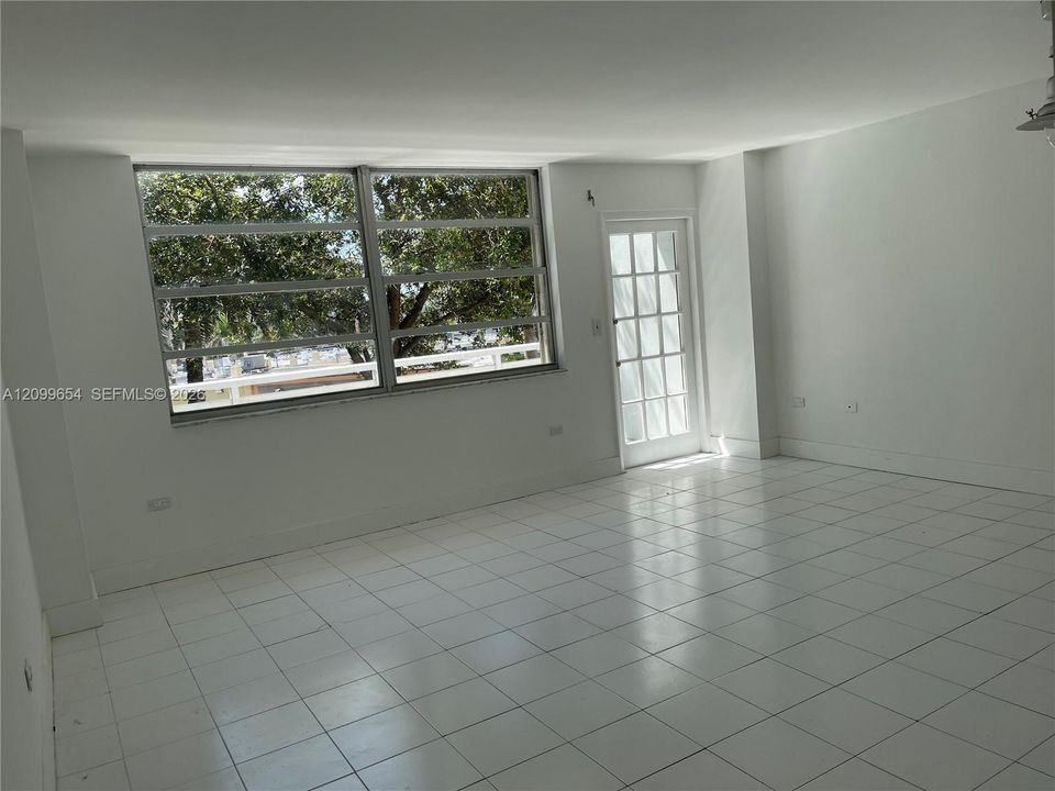 For Rent: $2,500 (1 beds, 2 baths, 912 Square Feet)