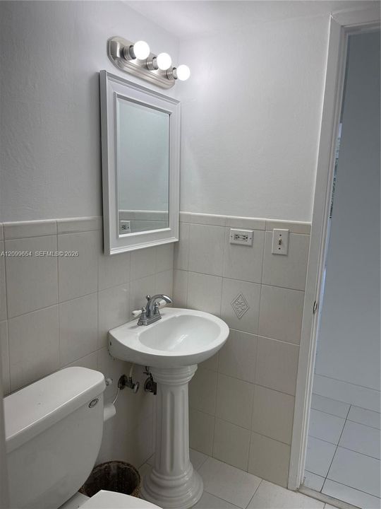 For Rent: $2,500 (1 beds, 2 baths, 912 Square Feet)