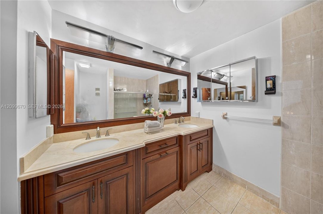 En Venta: $800,000 (4 camas, 2 baños, 2699 Pies cuadrados)