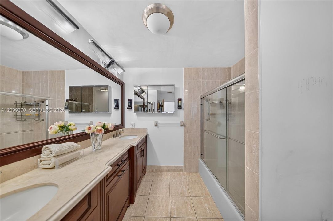 En Venta: $800,000 (4 camas, 2 baños, 2699 Pies cuadrados)
