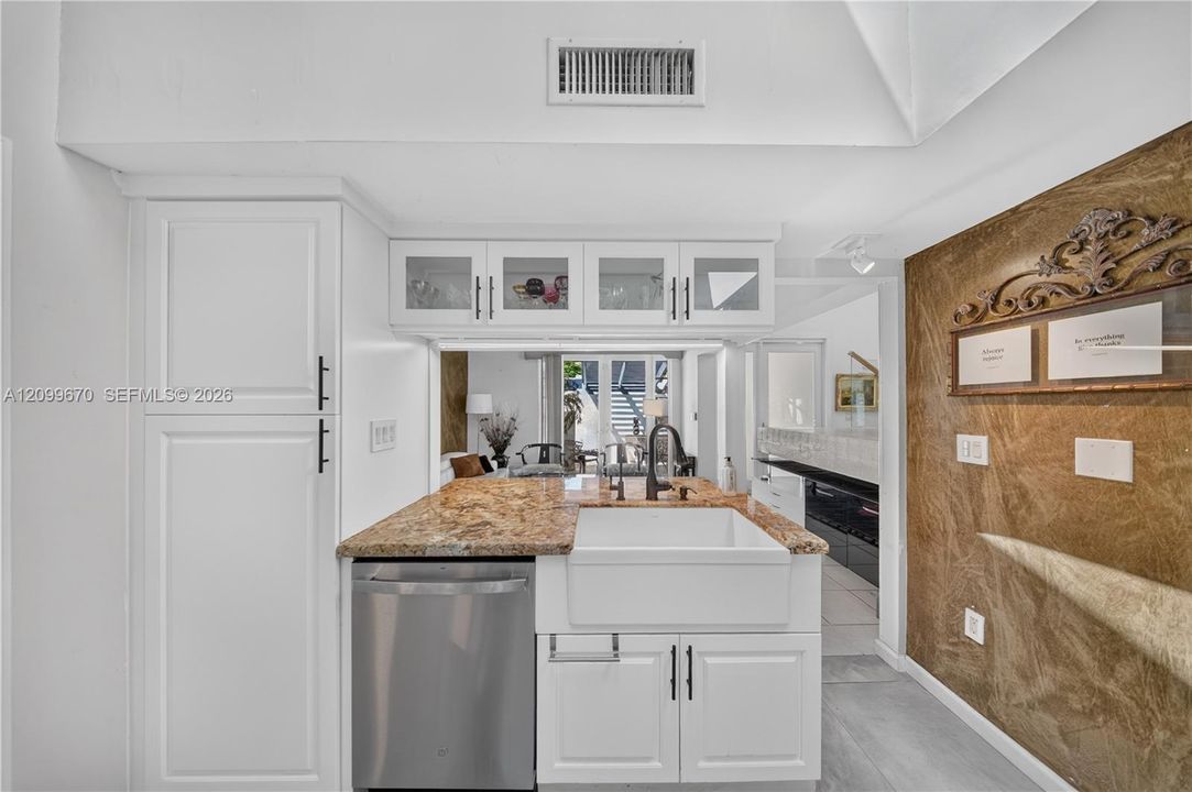 En Venta: $800,000 (4 camas, 2 baños, 2699 Pies cuadrados)