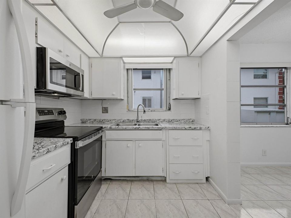 144 Stratford K - Kitchen