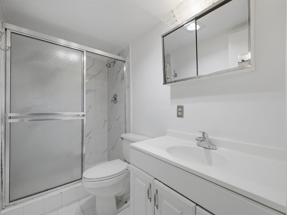 144 Stratford K - Primary Bathroom