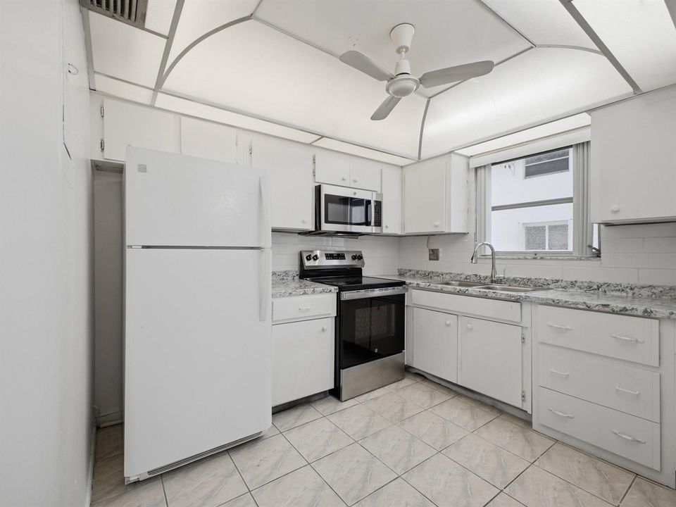 144 Stratford K - Kitchen