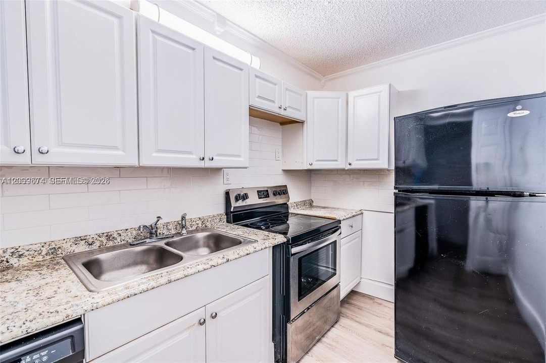 For Rent: $2,200 (2 beds, 2 baths, 760 Square Feet)