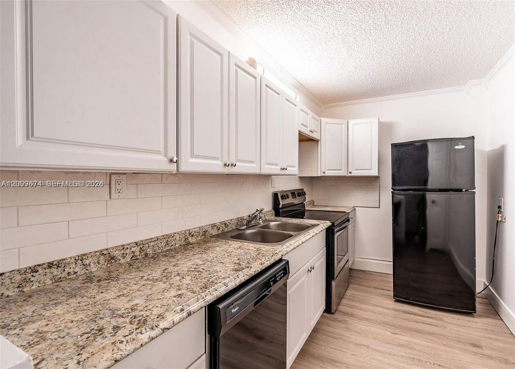 For Rent: $2,200 (2 beds, 2 baths, 760 Square Feet)