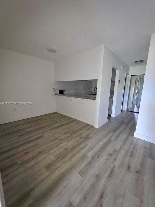 For Rent: $1,300 (1 beds, 1 baths, 440 Square Feet)