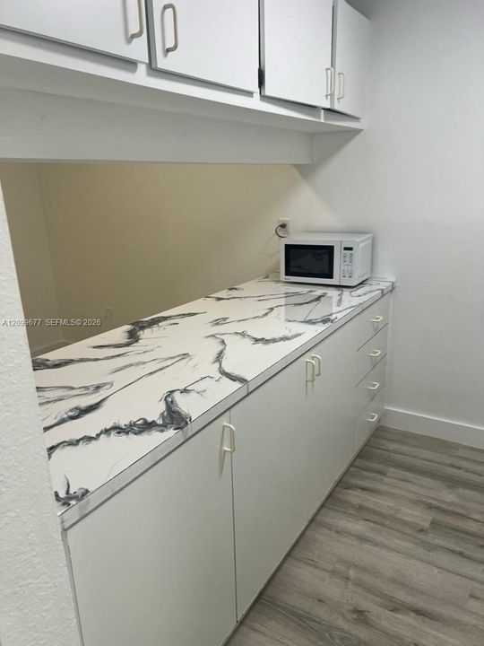 For Rent: $1,300 (1 beds, 1 baths, 440 Square Feet)