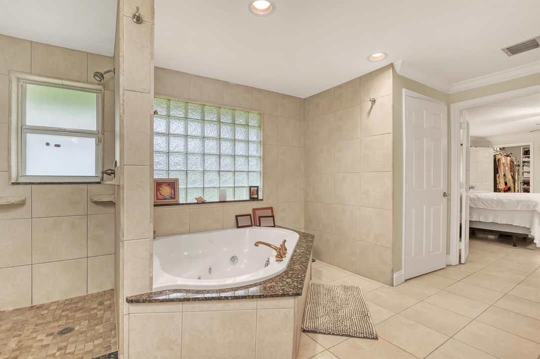 main bath 1 tub 15862 121st Terrace (63)