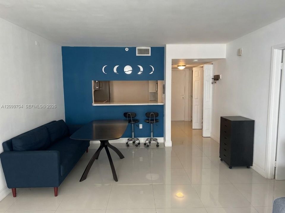 For Sale: $289,000 (1 beds, 1 baths, 860 Square Feet)