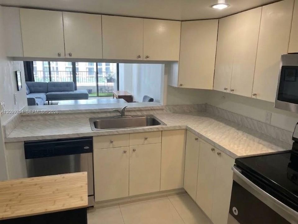 For Sale: $289,000 (1 beds, 1 baths, 860 Square Feet)