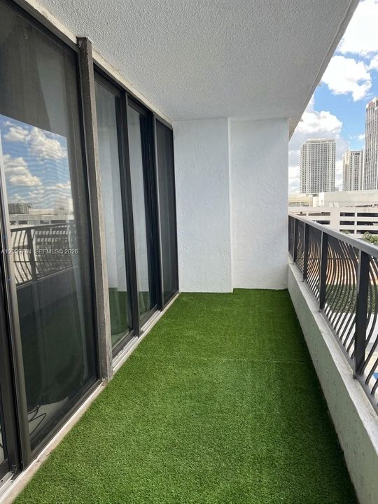 For Sale: $289,000 (1 beds, 1 baths, 860 Square Feet)