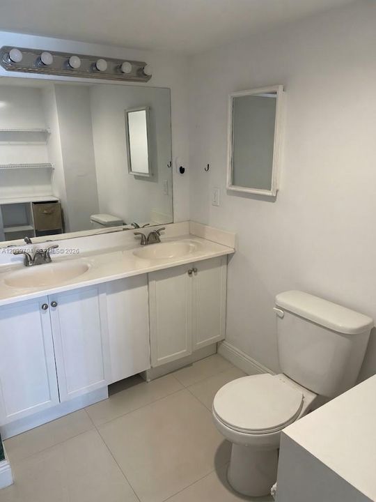 For Sale: $289,000 (1 beds, 1 baths, 860 Square Feet)