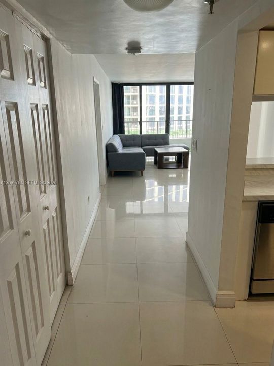 For Sale: $289,000 (1 beds, 1 baths, 860 Square Feet)