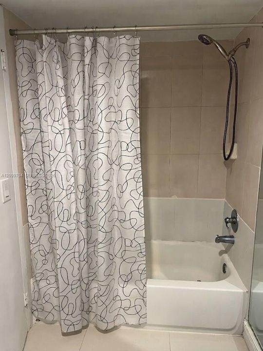 For Sale: $289,000 (1 beds, 1 baths, 860 Square Feet)