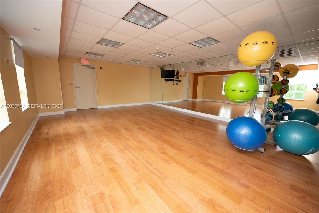 For Sale: $399,000 (1 beds, 1 baths, 1186 Square Feet)