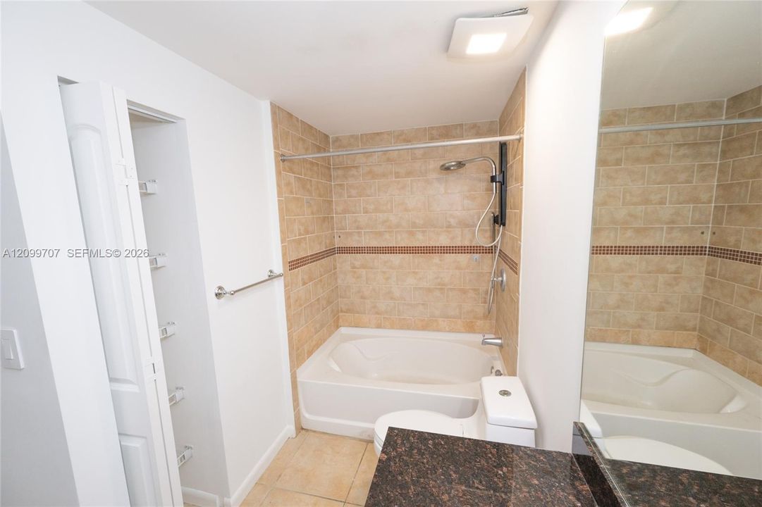 For Sale: $399,000 (1 beds, 1 baths, 1186 Square Feet)
