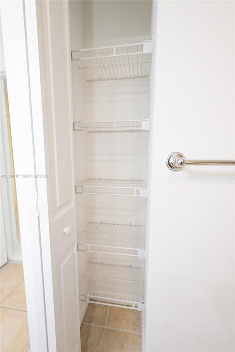 For Sale: $399,000 (1 beds, 1 baths, 1186 Square Feet)