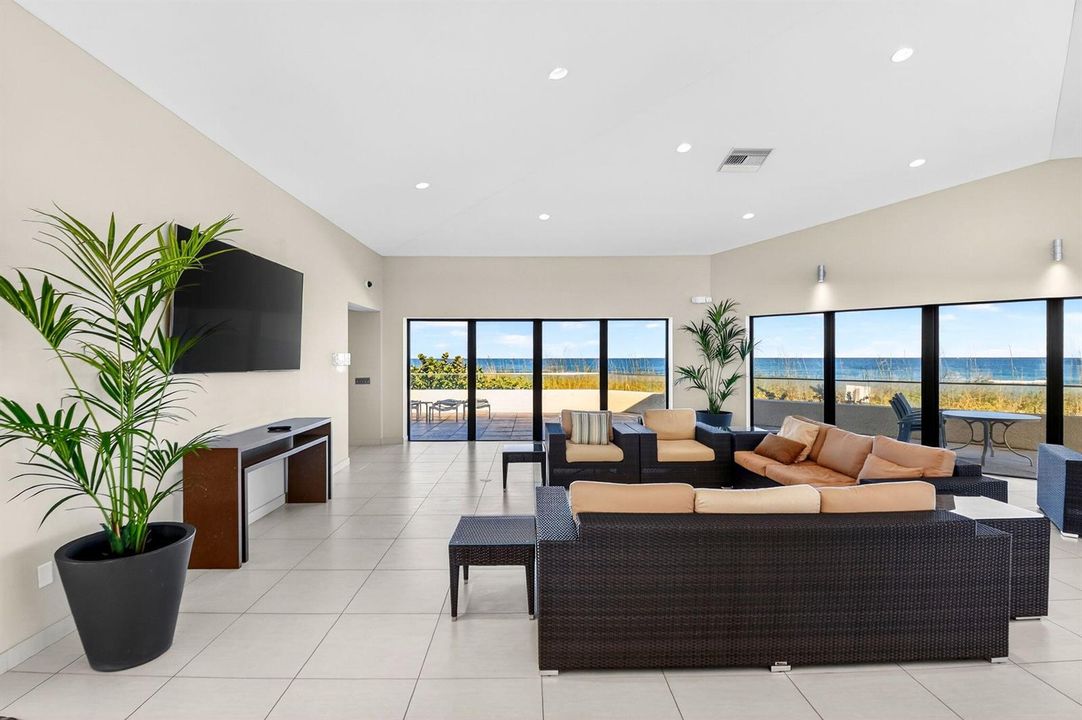 water-glades-oceanfront-clubhouse-lounge