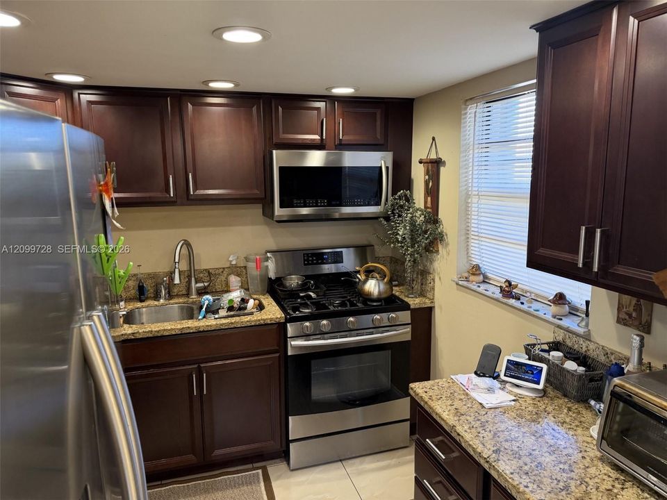 For Rent: $2,100 (2 beds, 2 baths, 1070 Square Feet)