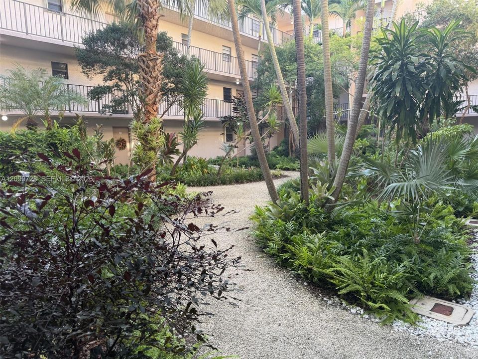 For Rent: $2,100 (2 beds, 2 baths, 1070 Square Feet)
