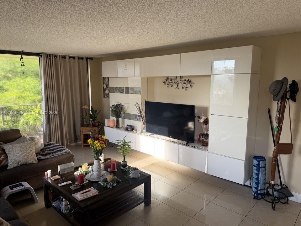 For Rent: $2,100 (2 beds, 2 baths, 1070 Square Feet)