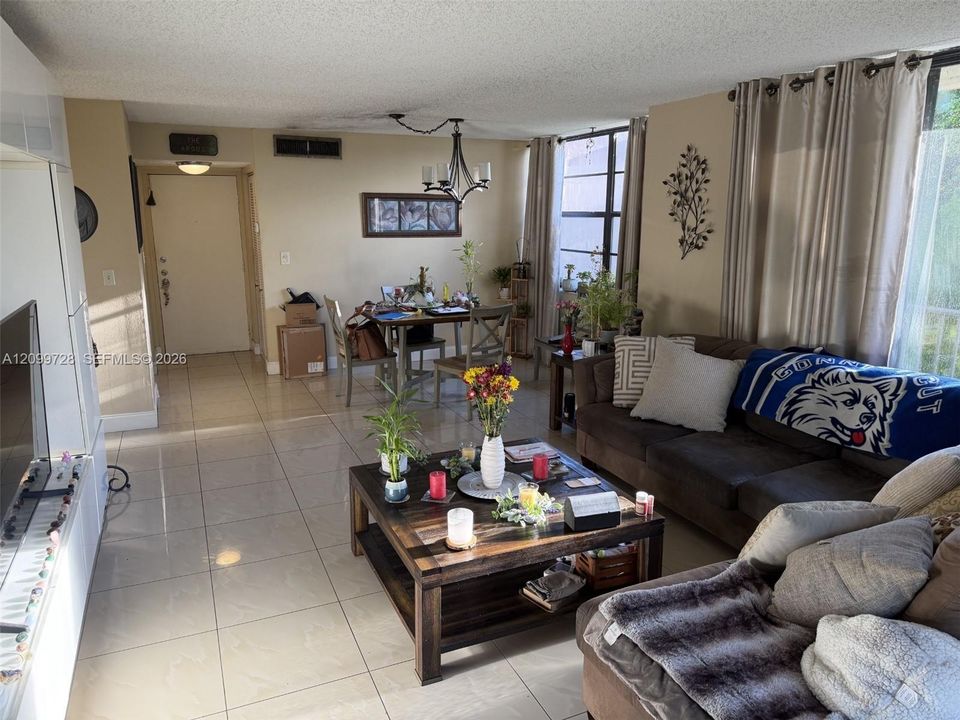 For Rent: $2,100 (2 beds, 2 baths, 1070 Square Feet)