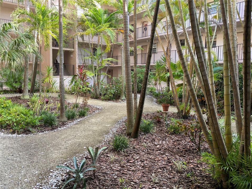 For Rent: $2,100 (2 beds, 2 baths, 1070 Square Feet)