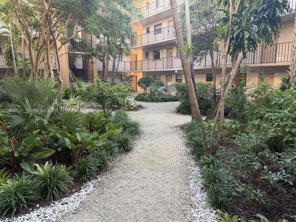 For Rent: $2,100 (2 beds, 2 baths, 1070 Square Feet)