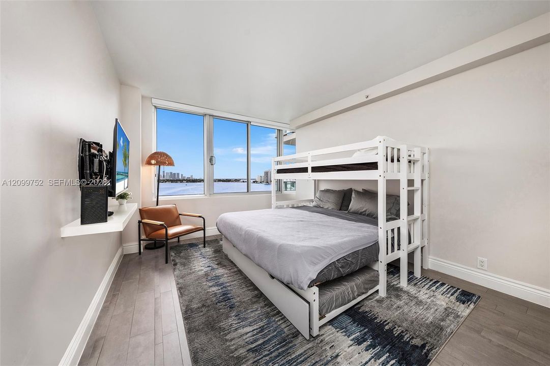 For Sale: $899,000 (2 beds, 2 baths, 1088 Square Feet)