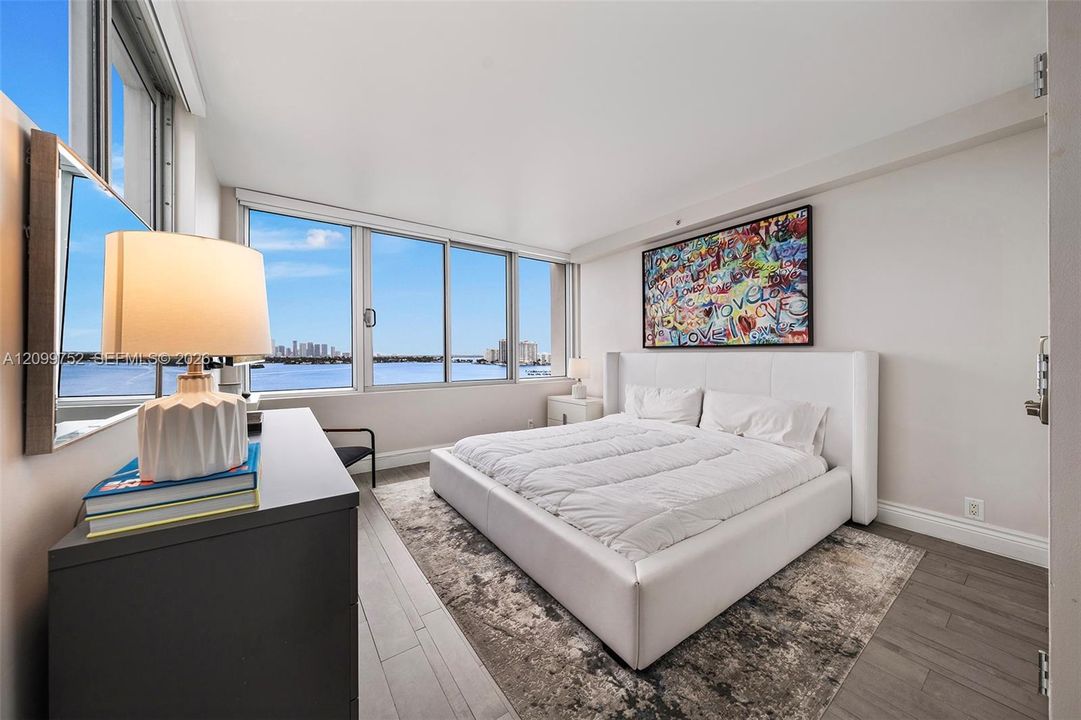 For Sale: $899,000 (2 beds, 2 baths, 1088 Square Feet)