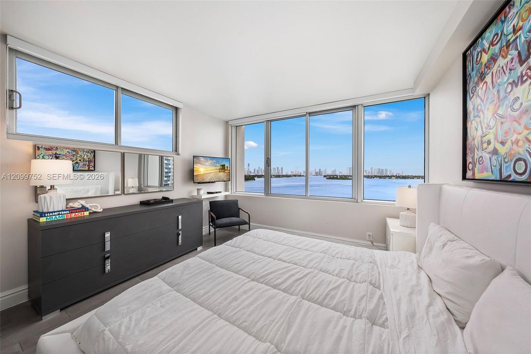 For Sale: $899,000 (2 beds, 2 baths, 1088 Square Feet)