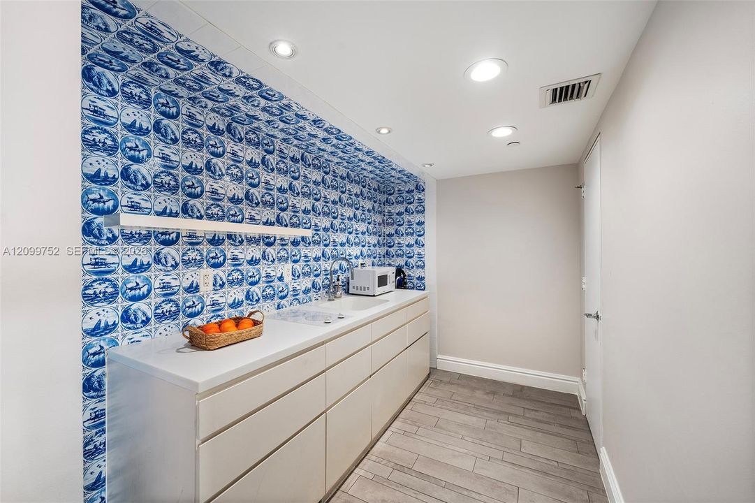 For Sale: $899,000 (2 beds, 2 baths, 1088 Square Feet)