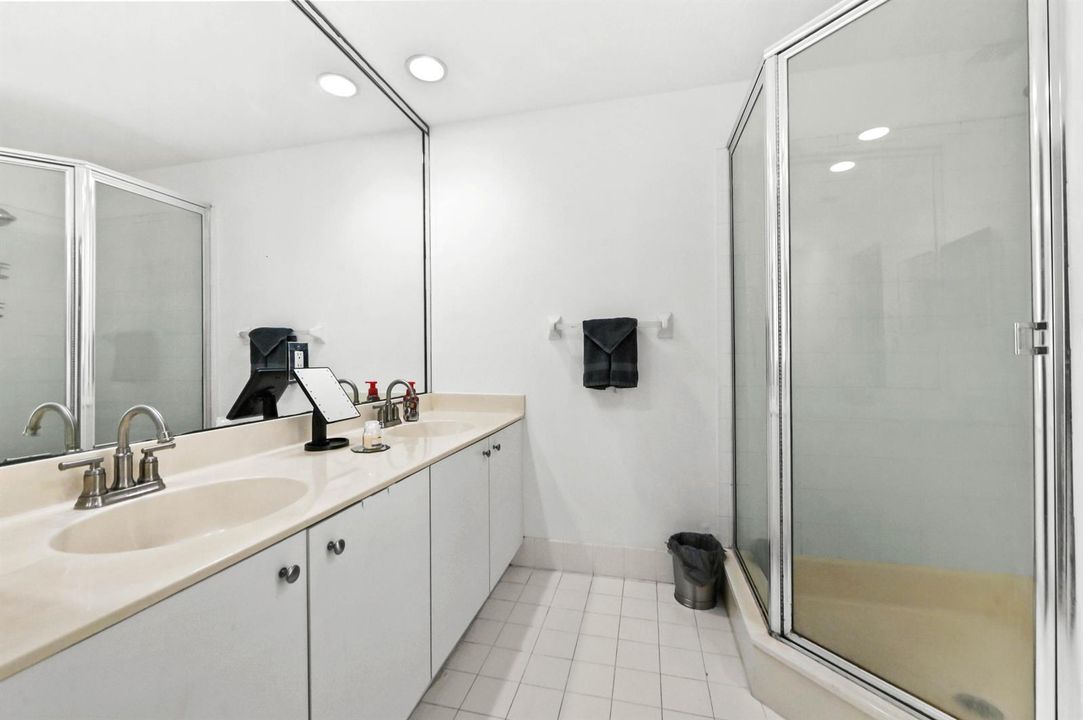 14 Bathroom 02