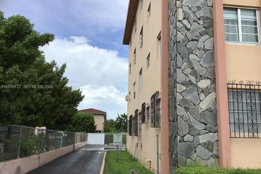 На продажу: $180,000 (2 спален, 1 ванн, 690 Квадратных фут)