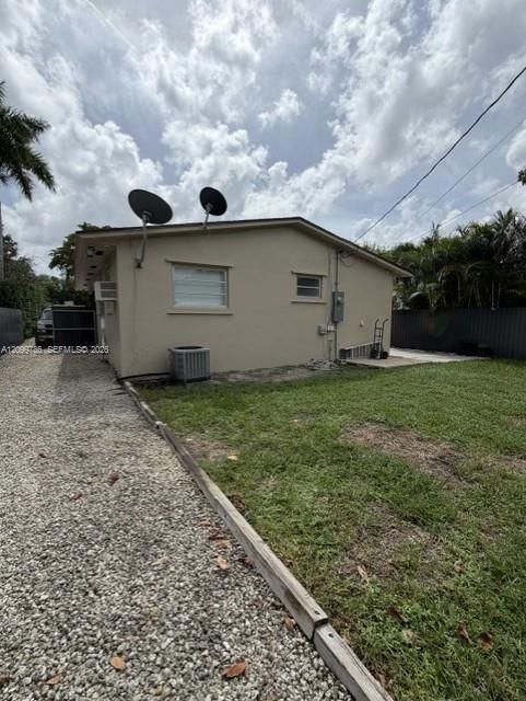 For Rent: $3,200 (2 beds, 1 baths, 988 Square Feet)