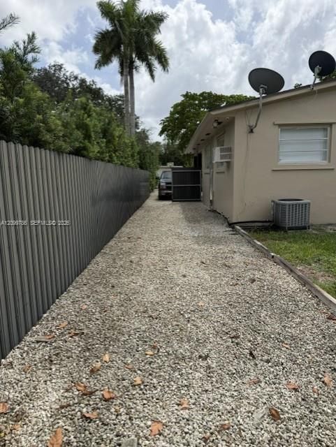 For Rent: $3,200 (2 beds, 1 baths, 988 Square Feet)