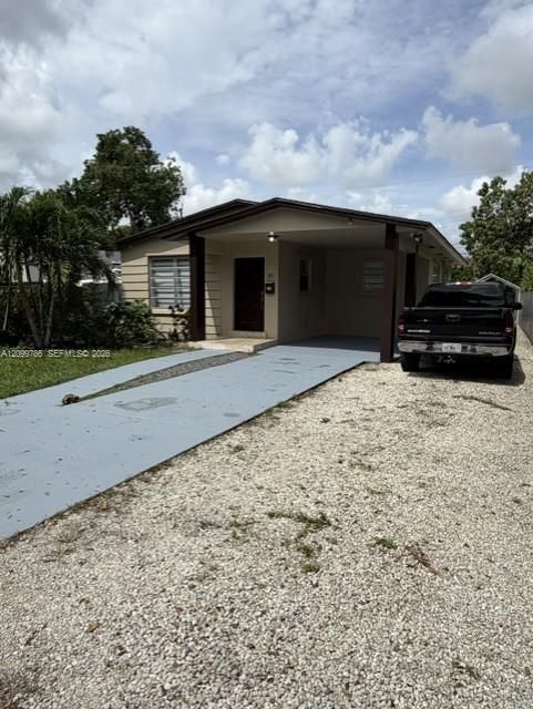 For Rent: $3,200 (2 beds, 1 baths, 988 Square Feet)