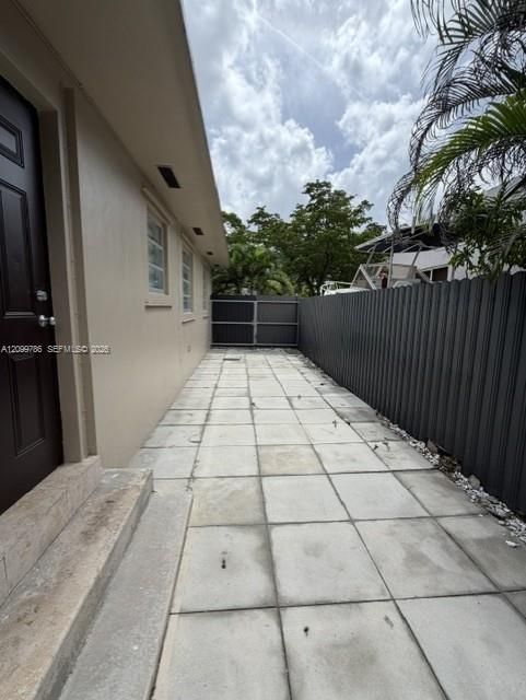 For Rent: $3,200 (2 beds, 1 baths, 988 Square Feet)