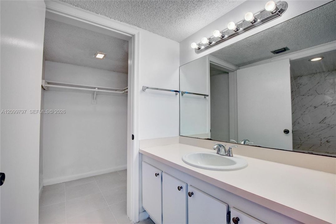 For Rent: $1,800 (2 beds, 2 baths, 1030 Square Feet)