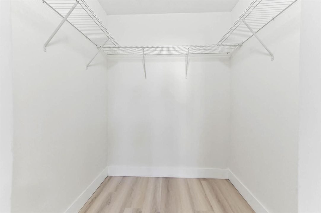 22 closet 01