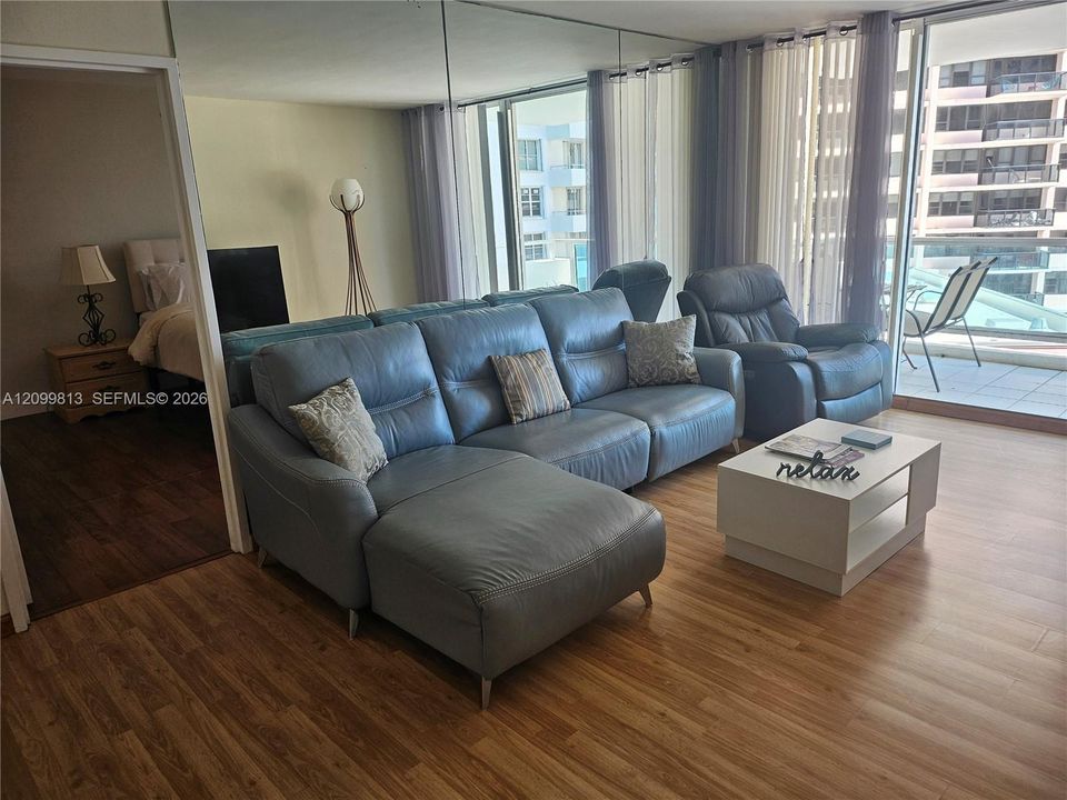 В аренду: $4,500 (2 спален, 2 ванн, 1030 Квадратных фут)